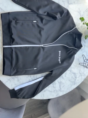 Svart Palm Angels Zip S - Tjena, säljer denna svarta Palm Angels Zipen. Riktigt bra skick, inga skavanker eller skador alls. Bara att höra av sig om det är något som undras. Påsen ingår
