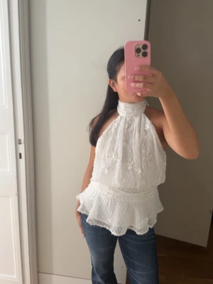 Vit halterneck - Säljer en vit halterneck topp från ginatricot i storlek S. Köpt för 359kr säljer den för 230kr, knappt använd.💕