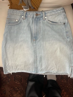 Jeans kjol  - Säljer denna jeans kjol i storlek 38 midjemått 40