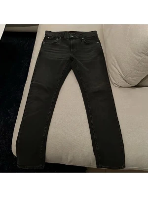 Nudie Jeans Lean Dean - Nudie jeans i nyskick, använda 1 gång. Modell Lean Dean i storlek 31 W, 32 L. Nypris 1600.  Svart/gråa.