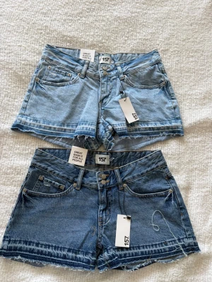 Jeans shorts  - Jeans shorts från lager 157. Aldrig använda med prislapp kvar. Storlek S. Säljer då jag fick dem i present fast dem var för stora. Nypris 500kr. Kontakta mig om du har fler frågor 😊