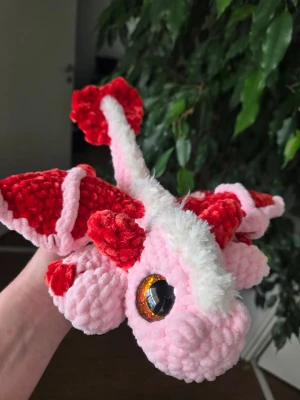 Virkad drake  - Virkad rosa och röd drake med stora söta ögon. Perfekt att ha som prydnad eller ge bort i present 🐉🌸