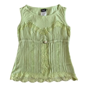 Dolce & Gabbana vintage topp i sommarens trendigaste färg Mint  - Såå galet snygg Dolce & Gabbana vintage topp från S/S 2000 runway! Toppen är svår att få tag i så verkligen ett tillfälle. Ett måste plagg i sommar garderoben! Sååå snygg och sommarens trendigaste färg Mint🔥💕