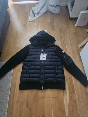 Svart Moncler cardigan  - Helt oanvänd. Inga problem alls, helt felfri jacka. Perfekt för Sverige väder. Rökfritt och djurfritt hem Fraktas inom 24h vid köp  Behöver rensa garderoben och hoppas att någon annan kan få lika mycket glädje av denna fantastiska jackan.