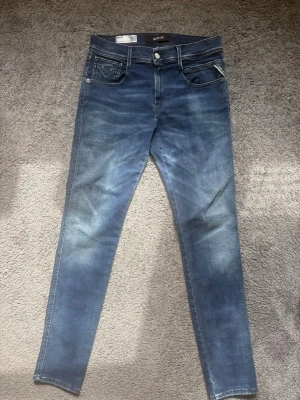 Replay anbass slim fit  - Snygga blå slim fit jeans från Replay, modell Anbass hyperflex. Storlek 30/32. Riktigt bra skick, rimligt prisförslag kan diskuteras vid snabb affär✅