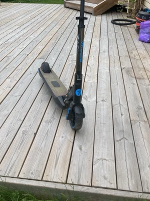 Svart och blå elscooter Vsett ej fungerar ej - Säljer en svart och blå elscooter från Vsett med robust ram och stora hjul. Scootern har en bred ståplatta och tydliga blå detaljer på hjul och styre. Perfekt för att ta sig fram snabbt och smidigt i stan. Fungerar ej