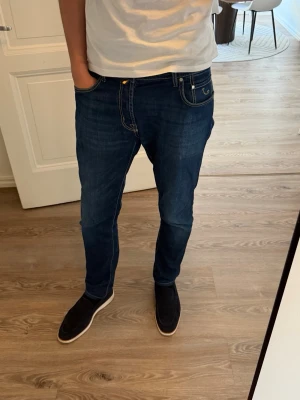 Jacob Cohën jeans  - Tja! Säljer ett pas as feta Jacob Cohën jeans med premium demin material | Skick 9/10 jättebra | Storlek 34 sitter mer som 33 | Jacob cohen modell 688 | Hör av dig vid funderingar eller frågor 😁