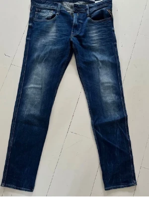 Mörkblå Replay Anbass jeans - Säljer ett par Replay Jeans jag inte använder längre, storlek W34/32. Snygga och stilrena! 
