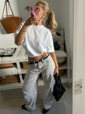 Baggy ljusgrå jeans från Gina Tricot - Baggy jeans i ljusgrå denim från Gina Tricot. Modellen har en avslappnad passform med raka ben och hög midja. Perfekta för en trendig och bekväm look. Nyskick!😻