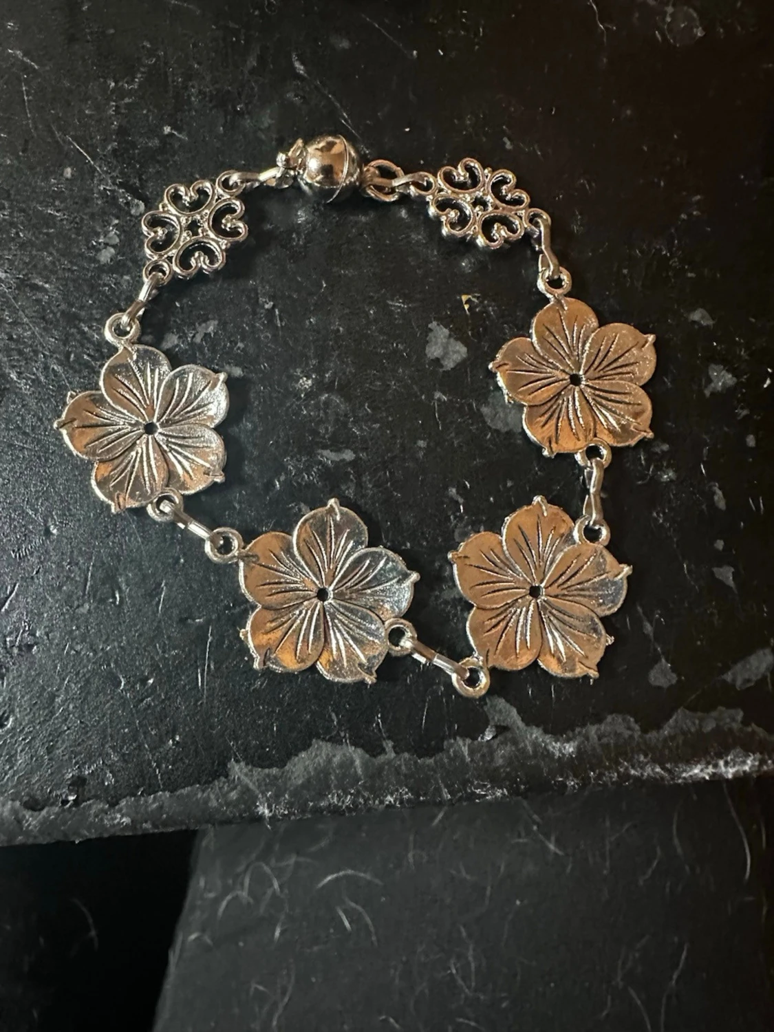 Silverfärgat armband med blommor - 1