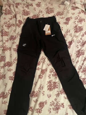 RevolutionRace Byxor - Helt nya ”Nordwand Stretch Zip-off Pants” från revolution race. Endast testade, säljes då de var aningen stora. Nypris 999kr 