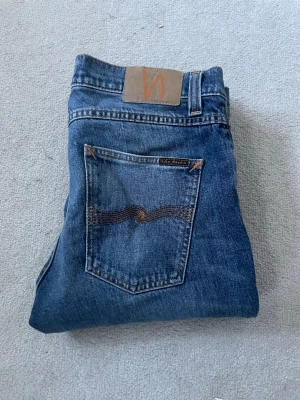 Nudie Lean Dean Jeans 31/32 - Snygga och trendiga jeans från nudie. Modellen är lean dean stl W31 L32. 