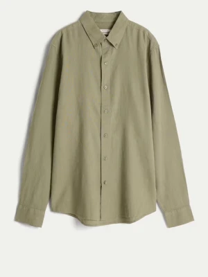 Linneskjorta från Cubus  - Långärmad skjorta i mjuk linne- och viskosblandning. Skjortan har krage, knappar fram och långa ärmar med knappar på manschetterna. Nypris 499 kr. Material är linnemix, linne 55% och 45 % viskos.