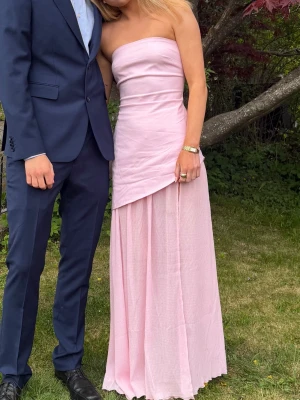 Ljusrosa Balklänning  - Säljer min ljusrosa balklänning från Nelly som jag använt en gång. Den är two piece och har en slits, och är väldigt lång i modellen. Nypris 900, men säljer för 500 då den är lite missfärgad längst ner❣️