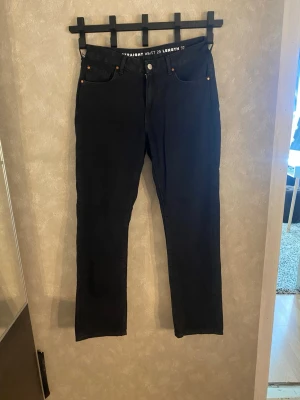 Svarta straight jeans low waist - Säljer ett par svarta jeans med low straight passform och låg midja. Storlek 29/32. Klassisk femficksmodell med knapp och dragkedja. Snygga till allt och riktigt tidlösa i modellen.