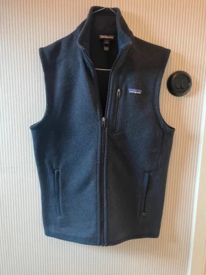 Patagonia väst  - Tja säljer nu min snygga paragonia väst, som inte längre kommer till använding, västen köptes för 1400kr för några månader sedan och är fortfarande i ett otroligt snyggt skick!🙏🏾✌🏽