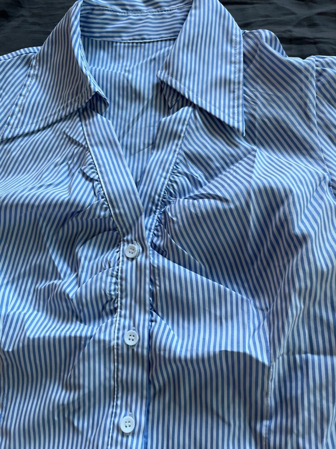 Blåvit randig kortärmad blus - 1