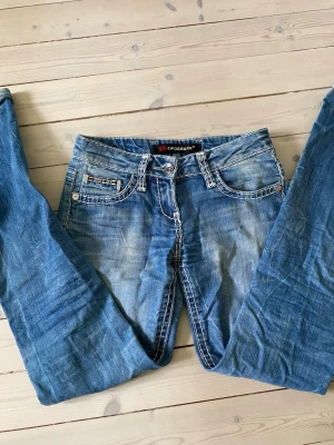 Lågmidjade jeans från CIPO&BAXX  - Säljer ett par lågmidjade jeans från CIPO&BAXX. Det står ingen exakt storlek men skulle säga 34 då de passar mig. Öppen för prisförslag💕