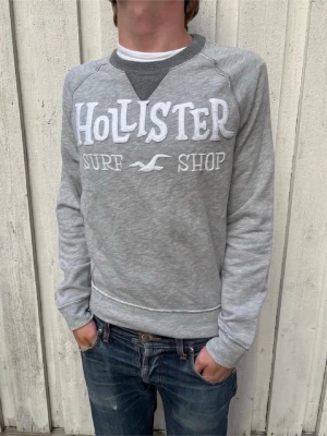 Hollister Sweatshirt - En otroligt trevlig sweatshirt från Hollister som blir perfekt till vår/sommar! Modellen är 178 cm och väger 68 kg. Hör av dig vid frågor! 