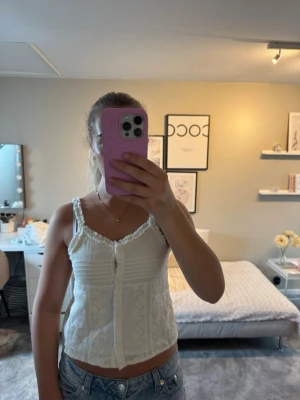 Vit broderad linnetopp från Zara - Superfin vit linnetopp från Zara med broderade detaljer och spets längs kanterna.🤍🤍