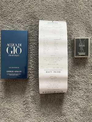 Armani Profondo  - 💙✨ Giorgio Armani Acqua Di Giò Profondo Eau de Parfum 125ml ✨💙  Säljer en exklusiv och fräsch herrparfym från Giorgio Armani 🌊 🧾 Kvitto från Sephora medföljer 🎁 Får även med en mini Yves Saint Laurent Black Opium som present!  Parfymen är elegant, fräsch och långvarig – perfekt för både vardag och kväll 🌟  💬 Hör av dig vid intresse eller frågor!