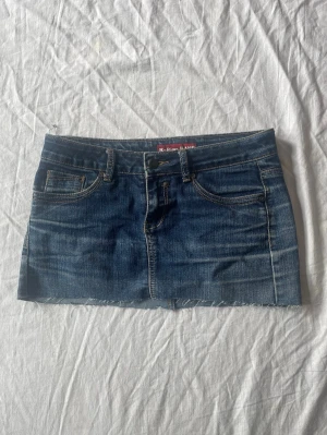 Jeanskjol - Har klippt den själv så kan vara lite ojämn! Mått: midjemått rakt över 40 längd 28cm