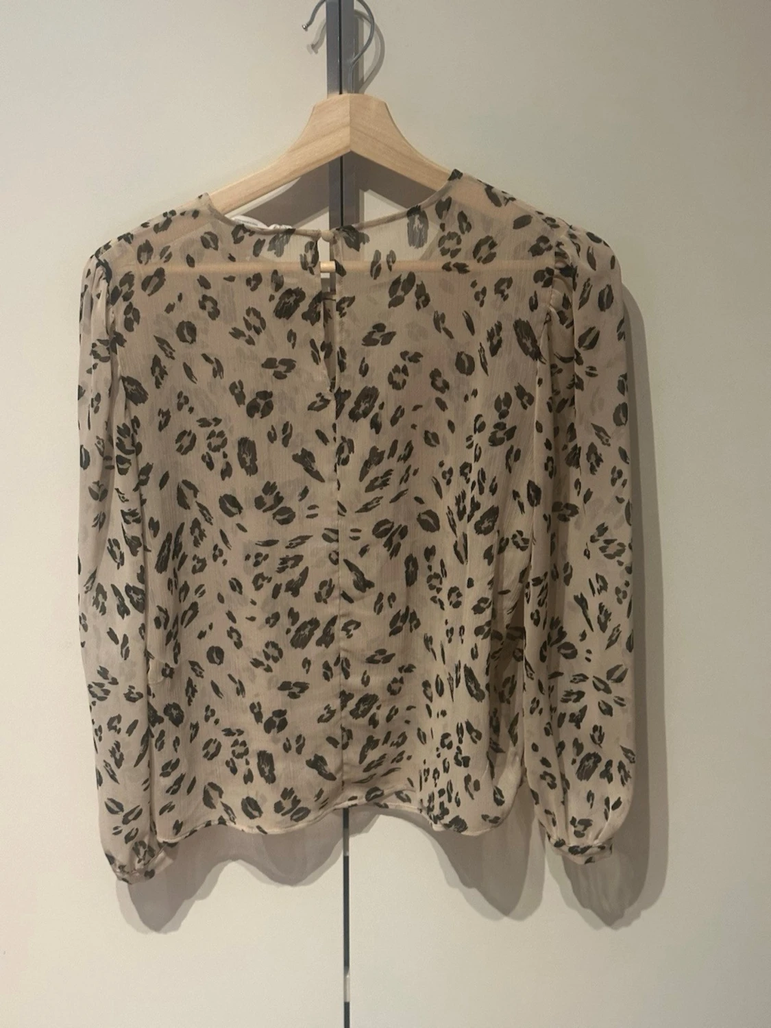 Beige blus med leopardmönster - 2