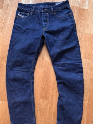 Mörkblå jeans från Diesel - Mörkblå jeans från Diesel i riktigt bra skick. Jeansen har rak passform och har storlek W30 L32. Modellen är Rombee. Sälj pågrund av att dom är för små. Priset är ej hugget i sten!