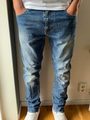 Levis 520 Vintage Jeans - Levis 520. Slim och straight, mer rak vid låren, smalnar av lite neråt. Trevlig passform. Väldigt bra skick! Färg: Blå med fades | Modell: 520 | Storlek: W33 L34 | Premium Jeans. Passar bra på killen i bilden som är 189 cm..   Mått: (Måttavvikelse +-1cm) Midja: 43 cm Längd: 107 cm Benslut: 17 cm Lår från grenen: 29 cm  Tveka inte att höra av dig minsta fråga eller fundering!  Skickas snabbt!