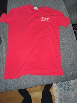 Det är en känd klädesmärke EA7 - Det är en fin märkeströja.