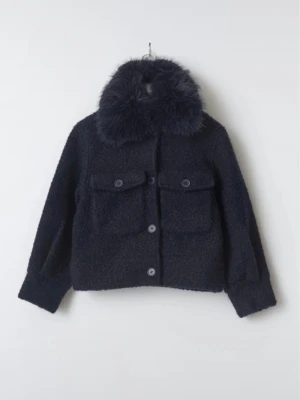 Mörkblå teddyjacka med fluffig krage - Snygg mörkblå teddyjacka med stor, fluffig krage och två stora bröstfickor med knappar. Jackan har en boxig passform och stängs med fyra knappar framtill. Perfekt för att hålla sig varm och trendig under kyliga dagar. 