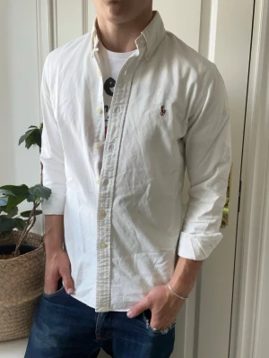Ralph lauren skjorta  - Ralph lauren skjorta, Inga defekter förutom minimala fläckar under armhålorna! Modellen i bilderna är 180 cm 75 kg och bär Storlek S  , Kom med frågor! 🌟 (Kan gå ned i pris vid köp av paket 😉) 