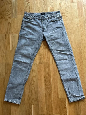 Grå jeans Tapered Mike Jack&Jones - Säljer ett par grå jeans från Jack & Jones. Modell tapered Mike. Strl W31 L32