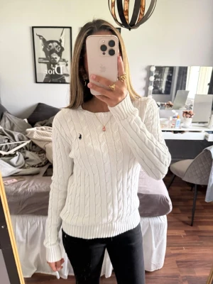 Ralph Lauren tröja  - Använd ett fåtal gånger men har inga defekter och ser väldigt fräsch ut 