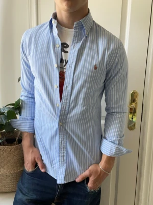 Ralph lauren skjorta randig  - Ralph lauren skjorta randig, personlig favorit, Inga defekter förutom minimala fläckar under armhålorna! Modellen i bilderna är 180 cm 75 kg och bär Storlek S slim fit stretch oxford , Kom med frågor! 🌟 (Kan gå ned i pris vid köp av paket 😉) 