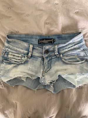 Madonna jeansshorts💞💞 - Säljer mina jättefina jeansshorts från Madonna, jeansshortsen e i bra skick. Dom e i storlek xs. Måttet rakt över shortsen e 36cm. Måtten från gylfen till längst ner på shortsen e 14cm. Shortsen e lowwaist💞💞