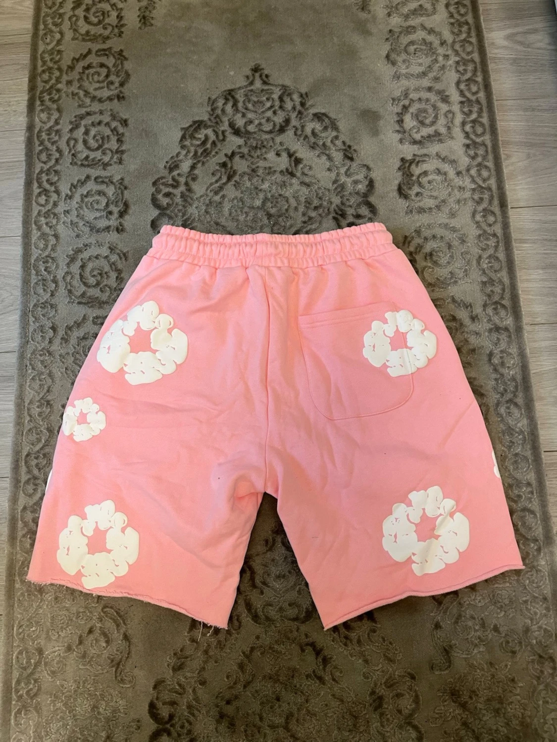 Rosa shorts med vita blommor - 1