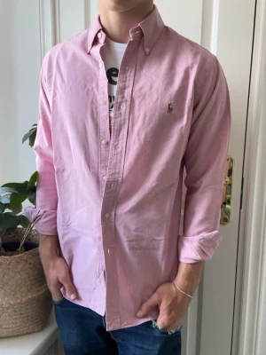Ralph lauren skjorta  - Ralph lauren skjorta, stor på modellen. Inga defekter! Modellen i bilderna är 180 cm 75 kg och bär Storlek M passar L , Kom med frågor! 🌟 (Kan gå ned i pris vid köp av paket 😉) 