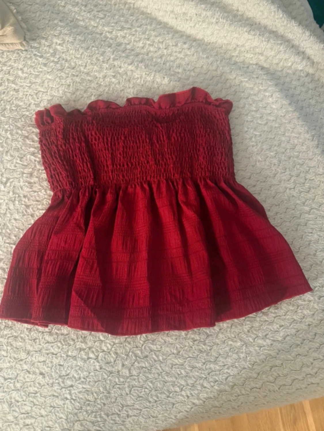 Röd bandeau topp med volangkant