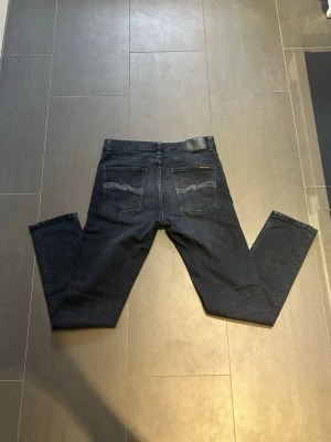 Nudie Jeans - Beskrivning Nudie Jeans av modellen Lean Dean Storlek: 31/32 - Skicket på jeansen är ny utan prislapp 10/10 - mitt pris: 499 -Nypris: 1599kr.   En av fördelarna med Nudie jämfört med till exempel Replay, Tiger of Sweden, Dondup och Jacob Cohen är att om eventuella defekter skulle uppstå någon gång så finns möjlighet att lämna in plaggen hos en Nudie-butik, där kostnadsfria reparationer erbjuds.