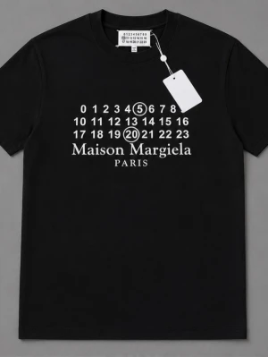 Maison margiela T-shirt - svart - strl M - Maison Margiela T-shirt – svart – Strl M  Säljer en Maison Margiela t-shirt i svart färg, storlek M. Tröjan har den klassiska loggan framtill och kommer med tags kvar. Väldigt clean och stilren modell som passar till allt.  • Storlek: M • Skick: Ny / oanvänd • Färg: Vit • Tags kvar  Pris: 449 kr
