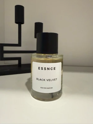 ESSNCE Black Velvet Eau de Parfum - Parfym från ESSNCE med doften Black Velvet. Testad, se bild. Nyss köpt men passade inte mig. 