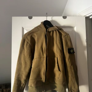 Stone island zip hoddie  - En ”militärgrön” stone island zip som är för liten för mig numera. Det står M på lappen men skulle mer säga att det är en S. Vet ej om den är äkta eller inte men det är bra kvalitet 