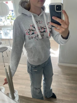 Superdry hoodie grå trendig  - Den är i väldigt bra skick knappt använd. Den är liten i storleken och är mer som storlek M även om det står XL.