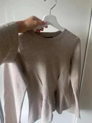Figursydd finstickad tröja  - Så fin tröja ifrån Gina som endast är använd fåtal gånger men inga tecken på användning! 