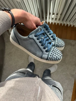 Christian louboutin - Super snygga Loubs i storlek 40,5 men passar 41,5. Färgen är i wased blue som är super rare och svåra att få tag på! Inget og. Super bra skick, små tal defekter på mockan annars felfri! Äkta såklart, bara skriva vid funderingar !
