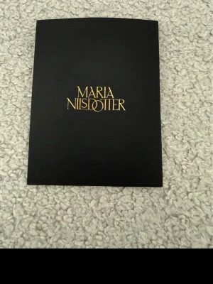 Smyckesask från Maria Nilsdotter - Säljer ett presentkort hos Maria Nilsdotter med ett värde på 3 995 kr.   Möte i butik kan ordnas för att verifiera saldot innan köp för trygg affär. Skickas ej! Finns att hämta i centrala Stockholm. 