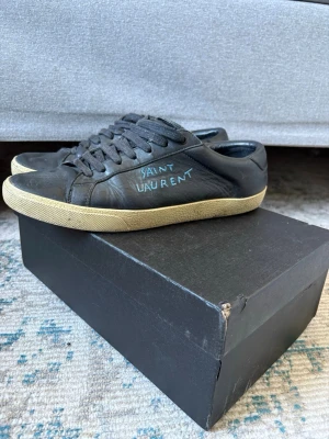 Saint Laurent skor - Jätte snygga saint Laurent skor i storlek 42 kan passa 43  har ett litet hål om man kollar på bild 3 men annars jätte bra skick pris kan diskuteras 