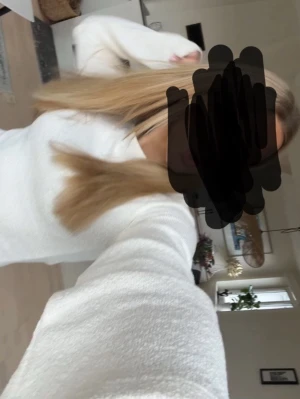 Långärmad tröja - Långärmad vit tröja i storlek XS från Nelly. Den ser ut som ny och har inga tecken på användning. Den är i fint material som inte blir nopprigt.
