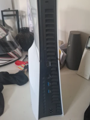 PlayStation 5 Digital Edition - PlayStation 5 Digital Edition i vit och svart design med futuristiska former. Konsolen har flera USB-portar, HDMI-utgång och är tillverkad i plast. Perfekt för gaming på nästa nivå med snabb SSD och kraftfull prestanda. Man får en ps5 kontroll också